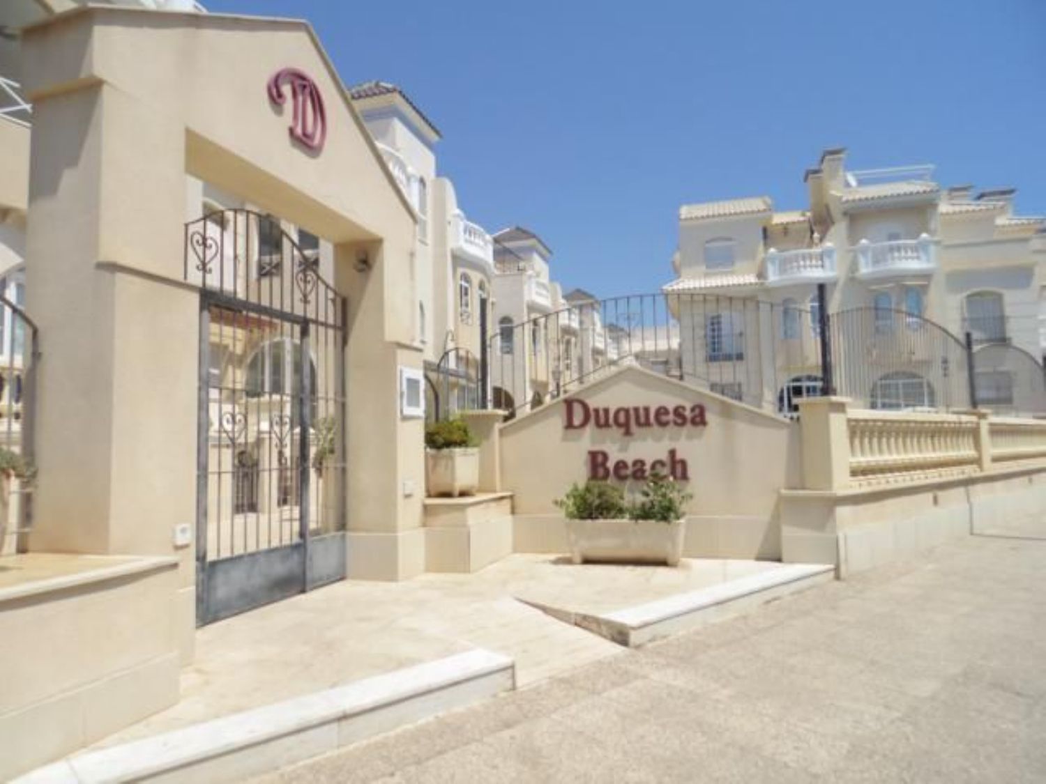 Duquesa Beach Front Gate